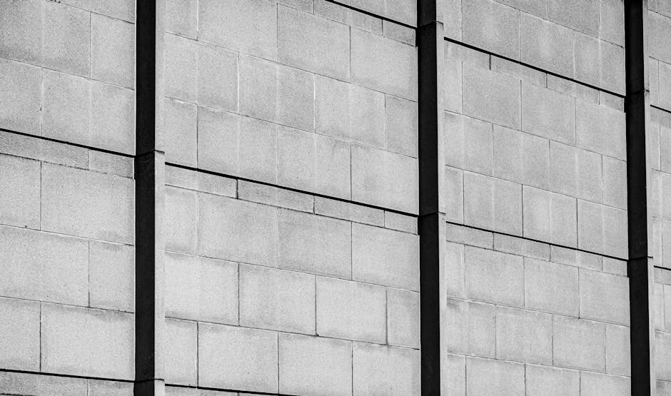 Nowoczesna ściana z surowego betonu architektonicznego o gładkiej strukturze