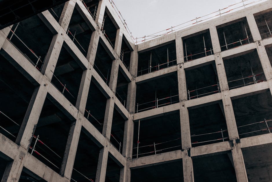 Nowoczesny plac budowy z wykorzystaniem betonu o wysokiej wytrzymałości