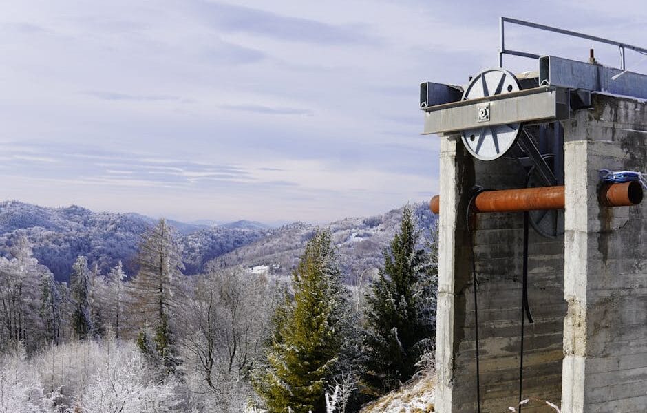 Proces wylewania betonu mrozoodpornego na placu budowy