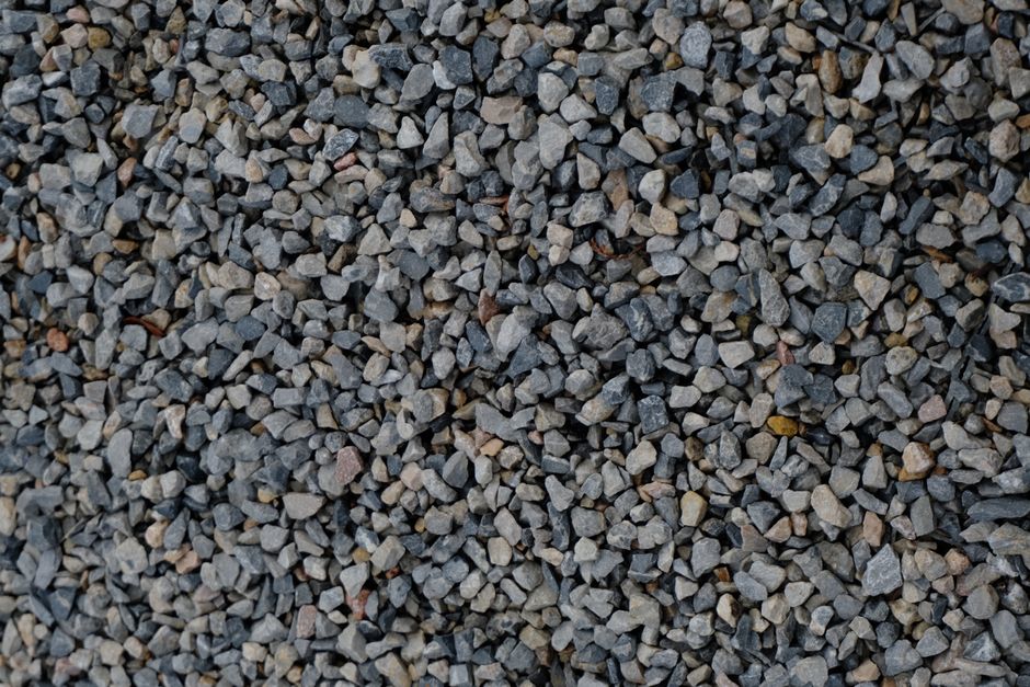 Profesjonalne kruszywo łamane wykorzystywane przy budowie bezpiecznych nawierzchni drogowych