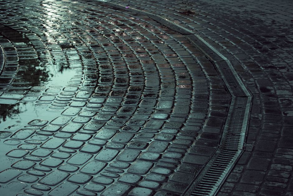 Przekrój techniczny ogrodu deszczowego ukazujący układ poszczególnych warstw drenażowych